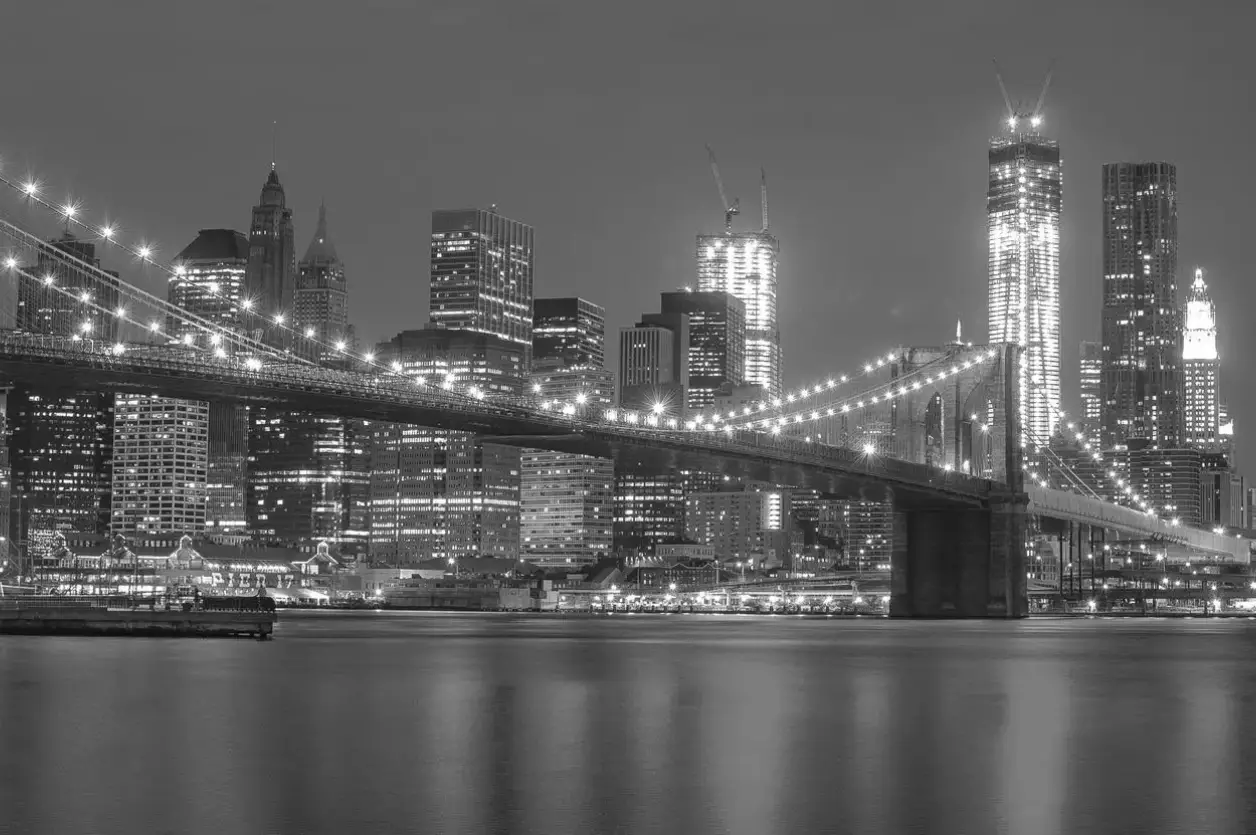 A black and white photo of the brooklyn bridge.